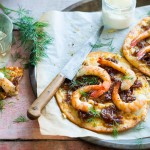 Pita pizza with prawns and caramelised onions (plakous)